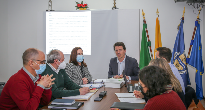 Presidente da Câmara Municipal desafia bancada parlamentar a demarcar-se de Vereadores do PSD