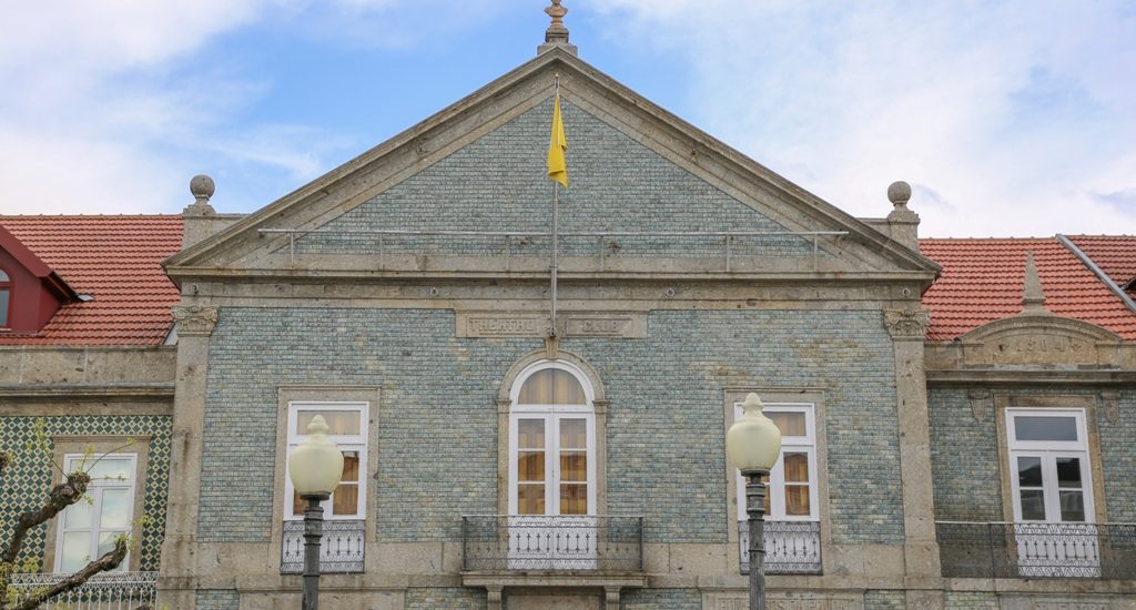 Galeria de Exposições apresenta retratos a carvão durante o CONTE