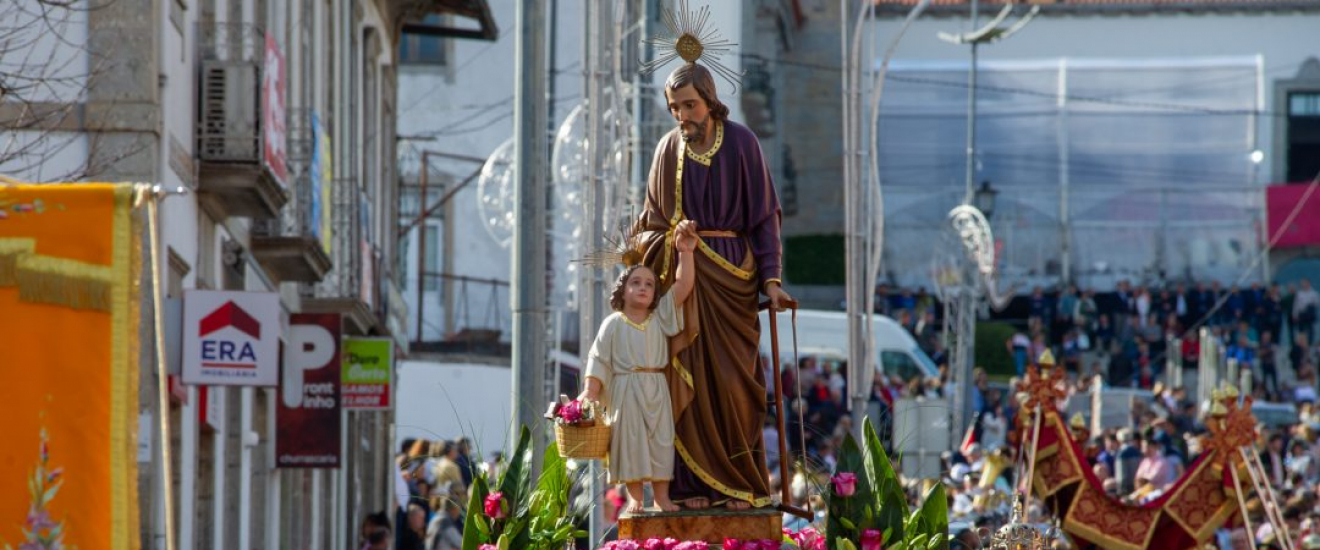 Multidão sai à rua para assistir à procissão de S. José